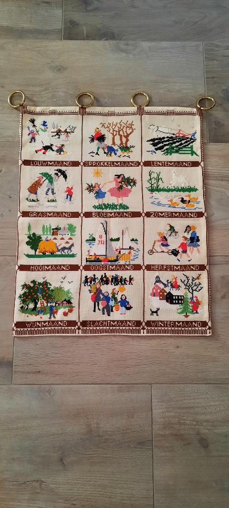 €20,00 BENAMINGEN MAANDEN VAN HET JAAR 60 x 45 cm MERKLAP, Huis en Inrichting, Woonaccessoires | Wanddecoraties, Nieuw, Ophalen of Verzenden