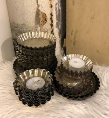 Brocante oude bakblikjes - waxinelichthouders beschikbaar voor biedingen