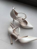 Beige witte hakken pumps, Kleding | Dames, Trouwkleding en Trouwaccessoires, Ophalen of Verzenden, Zo goed als nieuw, Beige, Schoenen