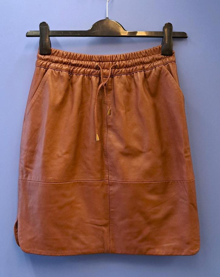 By Bar echt leer rood bruine rok rekbare tailleband XS 45178, Kleding | Dames, Rokken, Zo goed als nieuw, Maat 34 (XS) of kleiner