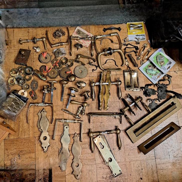 Vele verschillende vintage koperen ijzerwaren, Doe-het-zelf en Verbouw, IJzerwaren en Bevestigingsmiddelen, Gebruikt, Ophalen of Verzenden