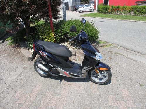yamaha JOG R snor heel mooi en goed met 10600 km, Fietsen en Brommers, Scooters | Yamaha, Zo goed als nieuw, Overige modellen