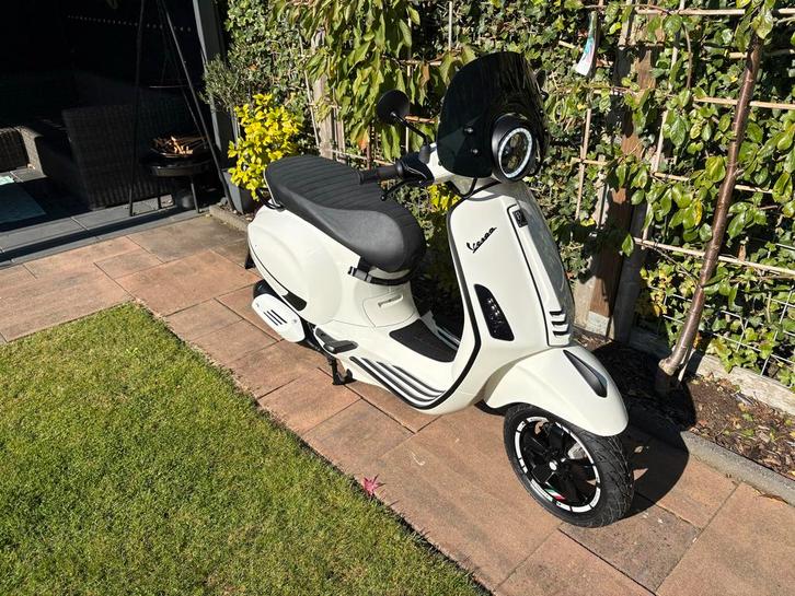 Vespa Primavera 4t 4v Nieuwstaat 2450km, Fietsen en Brommers, Scooters | Vespa, Zo goed als nieuw, Overige modellen, Maximaal 45 km/u
