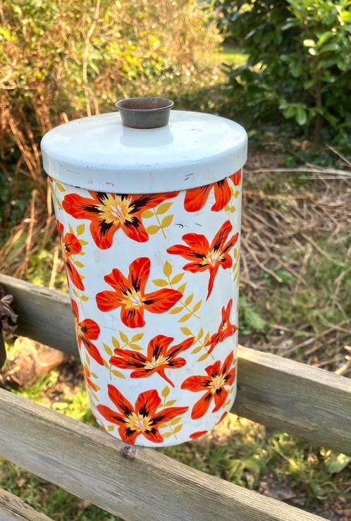 Beschuitbus rood met geel hart bloemen 🌺, Verzamelen, Blikken, Zo goed als nieuw, Beschuit, Overige merken, Ophalen of Verzenden