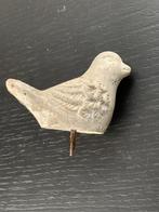 Stenen vogeltje op pin stekertje, Ophalen