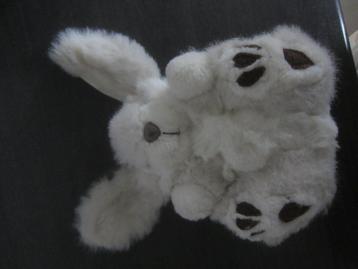 pluche lieflijke knuffel hand konijntje dat op z'n rug ligt beschikbaar voor biedingen