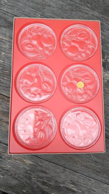 Vintage kristallen onderzetters beschikbaar voor biedingen