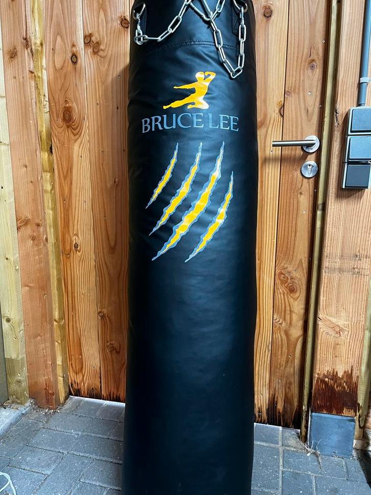 Bruce Lee bokszak + ophangketting /haken, Sport en Fitness, Boksen, Zo goed als nieuw, Bokszak, Ophalen