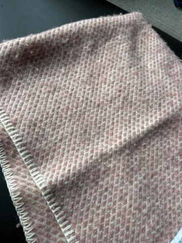 Wollen wiegdeken, kleur roze. 100% wol beschikbaar voor biedingen