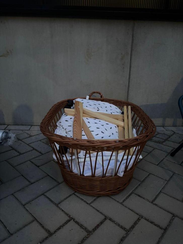 Gevlochten Babywiegje met Beddengoed en Standaard, Kinderen en Baby's, Babywiegjes en Ledikanten, Zo goed als nieuw, Wieg, Ophalen