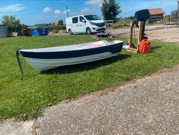 Bootje met motor beschikbaar voor biedingen