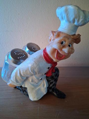 Kok met peper en zoutstel beschikbaar voor biedingen