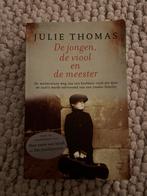 De jongen, de viool en de meester - Julie Thomas, Ophalen of Verzenden, Gelezen