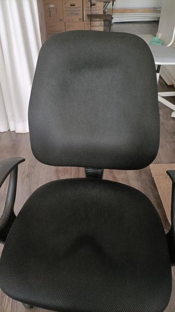 zwarte bureau stoel in perfecte staat beschikbaar voor biedingen