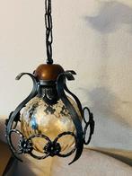 Vintage Smeedijzeren Hanglamp met Amber Glas, Huis en Inrichting, Lampen | Hanglampen, Ophalen of Verzenden, Gebruikt, Glas, Minder dan 50 cm