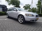 Volvo V50 2.5 T5 2004 260pk Uitstekende staat Nieuwe Distrib, Auto's, Voorwielaandrijving, 74 €/maand, Zwart, 700 kg