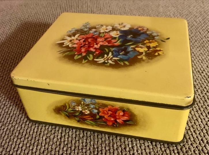 Vintage Blik Verkade metalen koektrommel met bloemmotief, Verzamelen, Blikken, Zo goed als nieuw, Koek(jes), Verkade, Ophalen of Verzenden