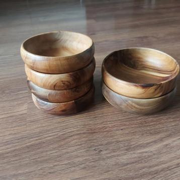 Houten schaaltjes set beschikbaar voor biedingen