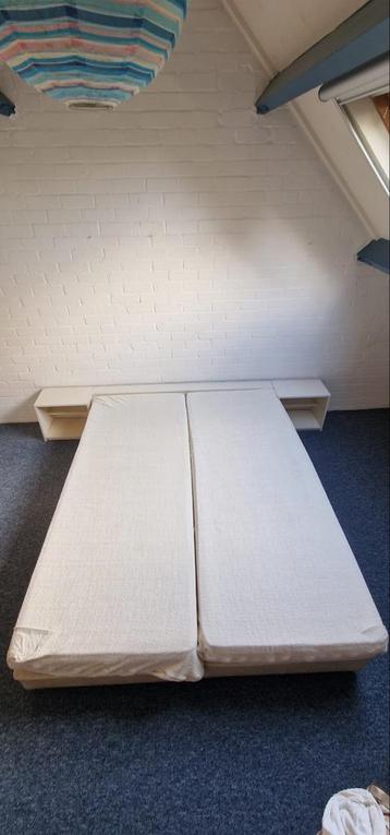Tweepersoonsbed met nachtkastjes beschikbaar voor biedingen