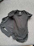 2 zwarte rompers korte en lange mouwen mt 62, Ophalen, Nacht- of Onderkleding, Jongetje of Meisje, Zo goed als nieuw