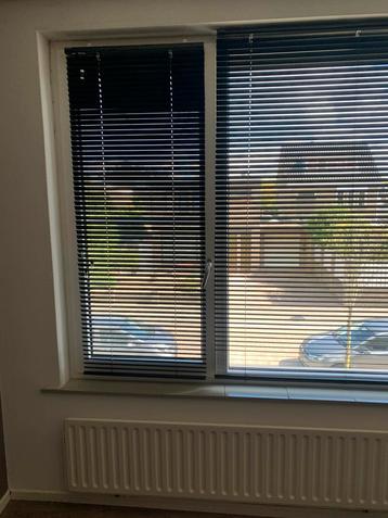 Zwarte Luxaflex beschikbaar voor biedingen