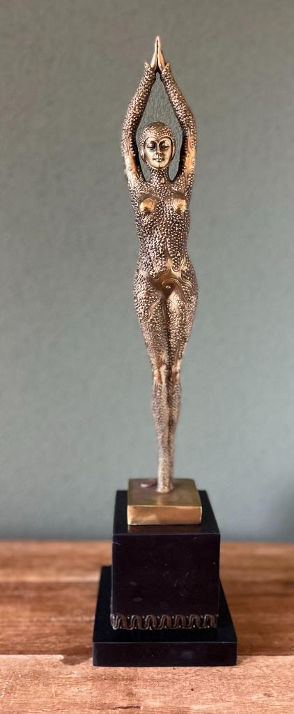 Een bronzen gepolijst beeld van een danseres., Antiek en Kunst, Kunst | Beelden en Houtsnijwerken, Ophalen of Verzenden