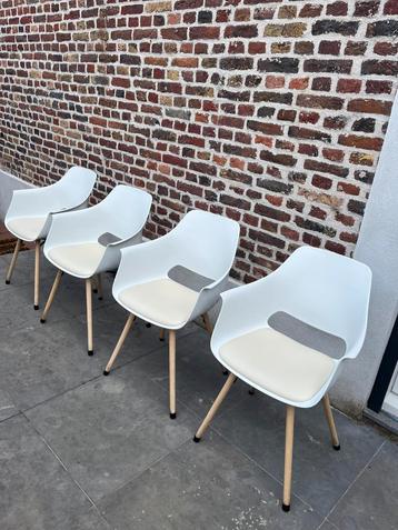 Witte eetkamerstoelen zgan ! €50 per stuk beschikbaar voor biedingen