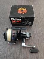 Daiwa DF-90 (DF90) Zeemolen + Originele Doos # ZGAN, Ophalen of Verzenden, Zo goed als nieuw, Molen