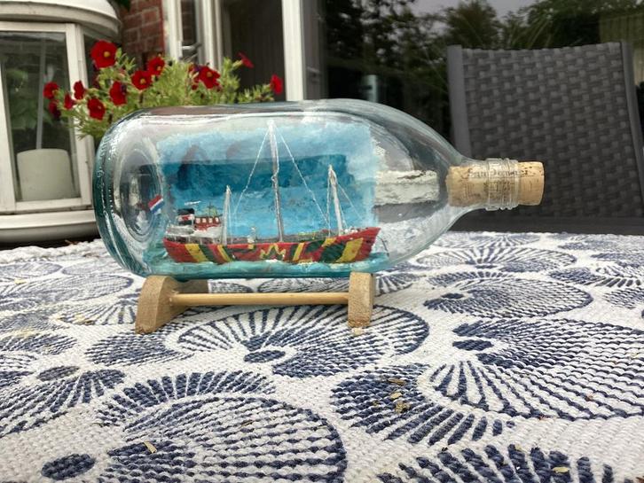 Hand gemaakt scheepje in fles met Radio Noordzee, Hobby en Vrije tijd, Modelbouw | Boten en Schepen, Nieuw, Ophalen of Verzenden