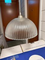 Hanglamp met geribbelde glazen kap ( 2 stuks beschikbaar), Huis en Inrichting, Lampen | Hanglampen, Ophalen of Verzenden, Zo goed als nieuw