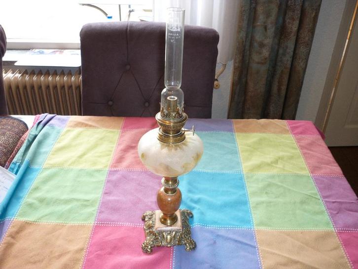 Antieke staande petroleumlamp in zeer goede staat, Antiek en Kunst, Antiek | Lampen, Ophalen of Verzenden