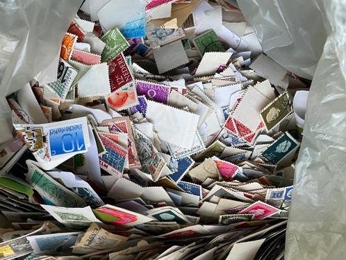 mix van 9 kilo afgeweekte en af te weken postzegels., Postzegels en Munten, Postzegels | Volle albums en Verzamelingen, Nederland en Buitenland