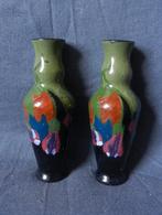 Paar glanzend plateel vaasjes Kon Zuid Holland ca 1925 h11,5, Antiek en Kunst, Antiek | Keramiek en Aardewerk, Ophalen of Verzenden