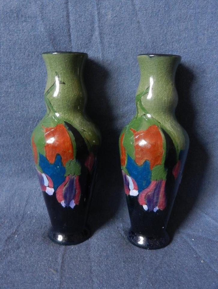 Paar glanzend plateel vaasjes Kon Zuid Holland ca 1925 h11,5, Antiek en Kunst, Antiek | Keramiek en Aardewerk, Ophalen of Verzenden
