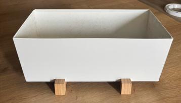 Witte plantenbak op houten pootjes beschikbaar voor biedingen
