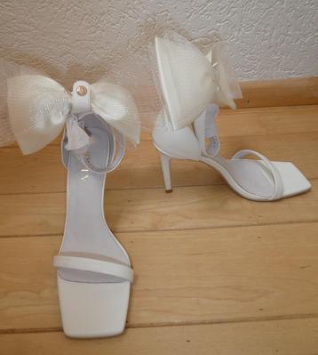 NIEUW Josh V pumps maat 39 offwhite strik satijn voile Liva beschikbaar voor biedingen