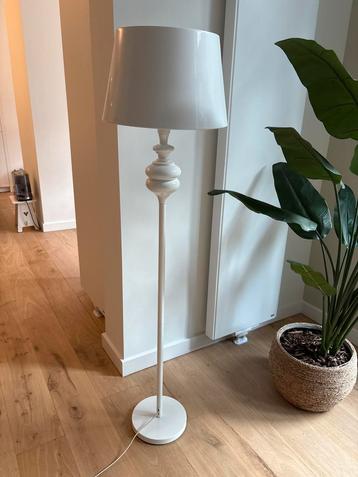 Witte Vloerlamp - Moderne Stijl beschikbaar voor biedingen