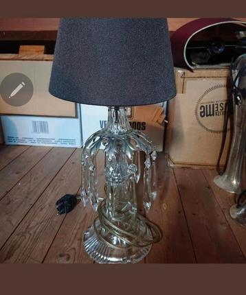 Antieke tafellampje met kristallen  beschikbaar voor biedingen