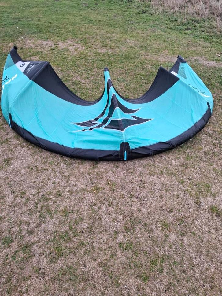 Naish Pivot 2025 8m, Watersport en Boten, Kitesurfen, Zo goed als nieuw, Kite, 8 m², Geen board, Ophalen of Verzenden