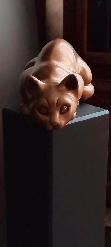 Brons beeld kat staat los op hardsteen sokkel bronzen poes  beschikbaar voor biedingen