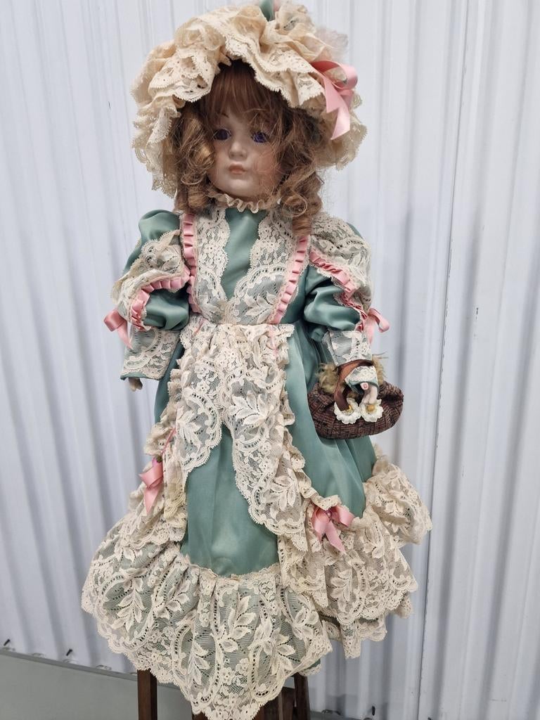 Vintage porcelain pop antiek, Verzamelen, Poppen, Ophalen of Verzenden, Gebruikt, Pop