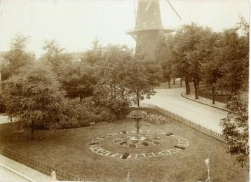 Oude foto op karton Schiedam Emmaplein met molen ca. 1900 beschikbaar voor biedingen