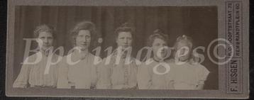 cdv 5 jonge vrouwen op rij Amsterdam, 1900's beschikbaar voor biedingen