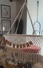 Prachtige macramé babyhangwieg

Te koop: een unieke en handg, Ophalen of Verzenden, Zo goed als nieuw, Wieg