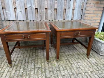 2 curiosa bijzettafeltjes op messing wielen beschikbaar voor biedingen
