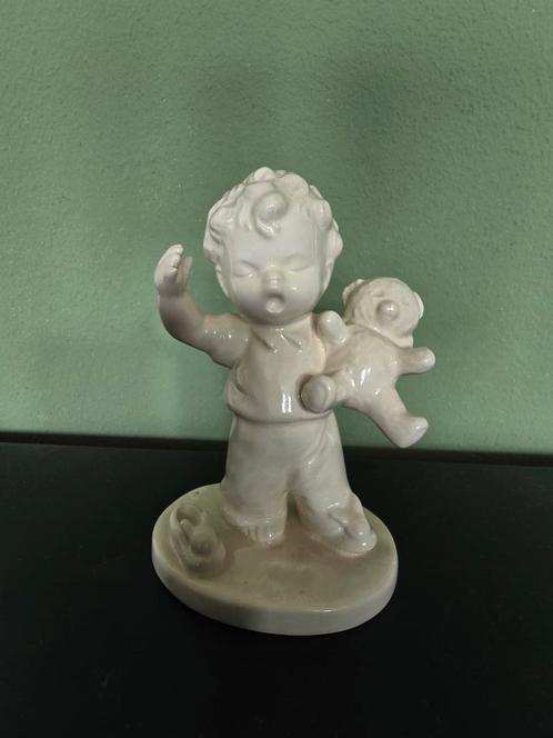 Goebel beeldje Charlot Byj – kind met teddybeer – W. Germany, Verzamelen, Beelden en Beeldjes, Zo goed als nieuw, Dier, Ophalen of Verzenden