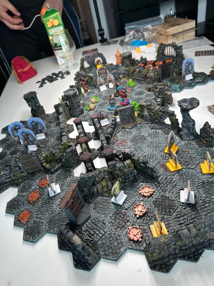 Gloomhaven first edition, deluxe terrain + all expansions, Hobby en Vrije tijd, Gezelschapsspellen | Bordspellen, Ophalen