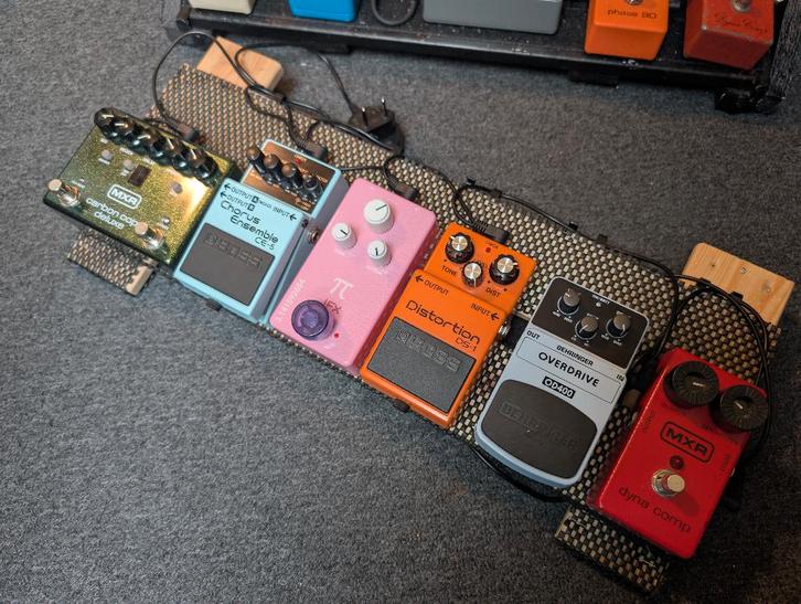 Compleet Plug & Play Pedalboard van uitstekende kwaliteit, Muziek en Instrumenten, Effecten, Zo goed als nieuw, Chorus, Delay of Echo