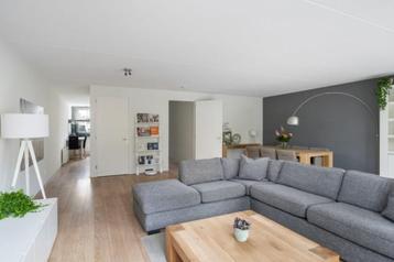Hoekbank met 2 fauteuils en een hocker beschikbaar voor biedingen