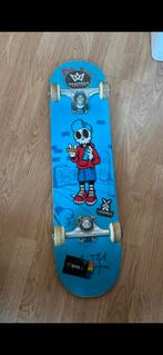 Skateboard met nieuwe kniebeschermers, Ophalen of Verzenden